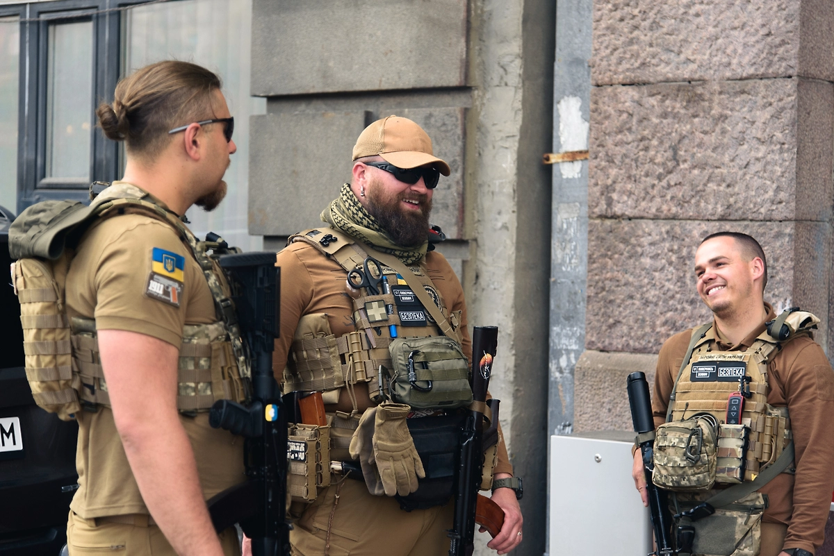 Украинские военнослужащие. Обложка © Shutterstock / FOTODOM / Volodymyr Zakharov