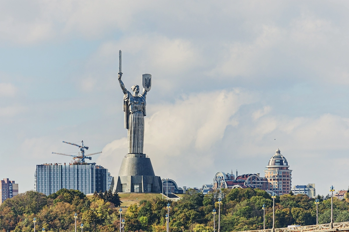 Родина-мать в Киеве. Обложка © Shutterstock / FOTODOM / SARYMSAKOV ANDREY